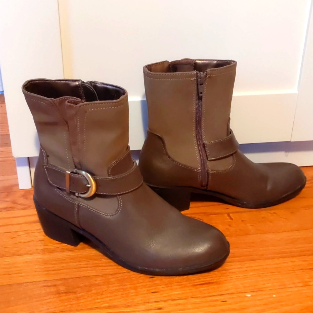 Life Stride taupe ankle boots size 8
